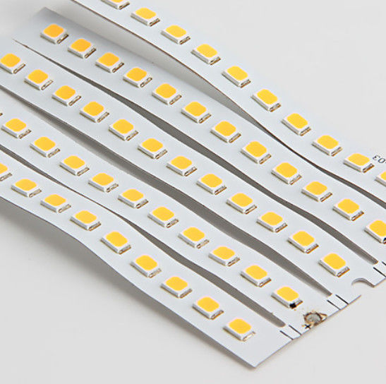 Base de alumínio PCBA flexível para iluminação LED horticultural suporta fototerapia de três cores